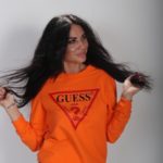 Заказать оранжевый свитшот женский с принтом Guess недорого