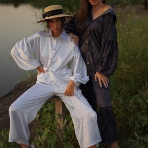 Купить женскую с пышными спущенными рукавами блузку черного и белого цвета в вертикальную полоску (размер 42-58) по скидке
