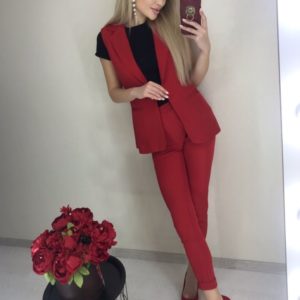 Купити червоного кольору костюм з жилеткою і укороченими брюками для жінок вигідно