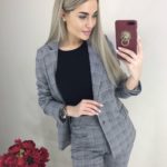 Купити клітчастий сірий жіночий брючний костюм з піджаком онлайн