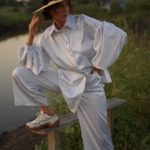 Купить женский костюм белого цвета в вертикальную полоску: брюки и блуза из шелка атласа (размер 42-48) в Украине