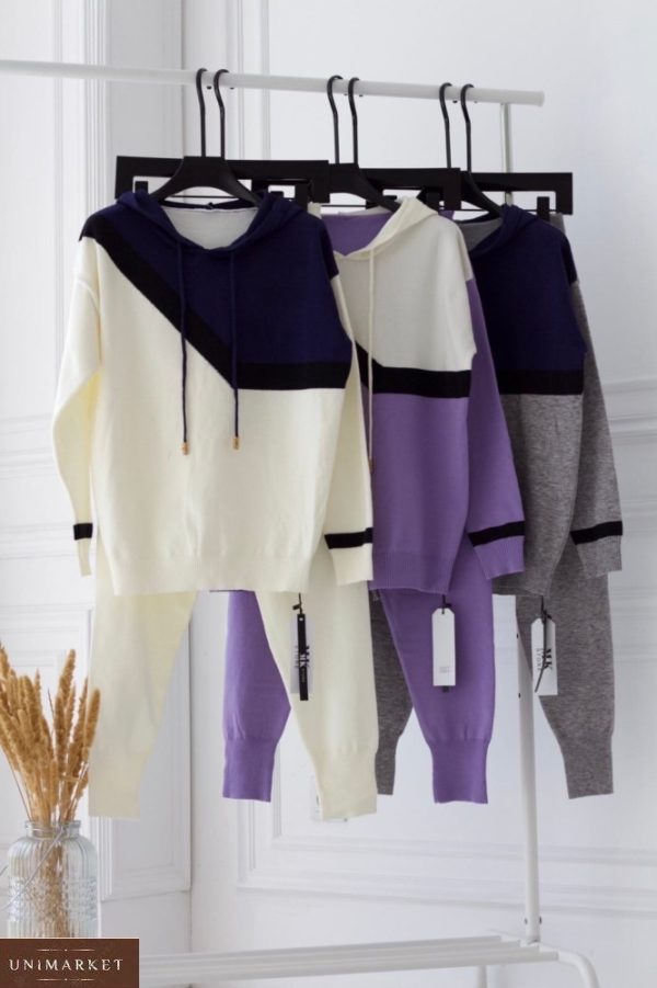 Замовити жіночий прогулянковий костюм дрібної машинної в'язки з капюшоном сірого, молочного, фіолетового кольору онлайн