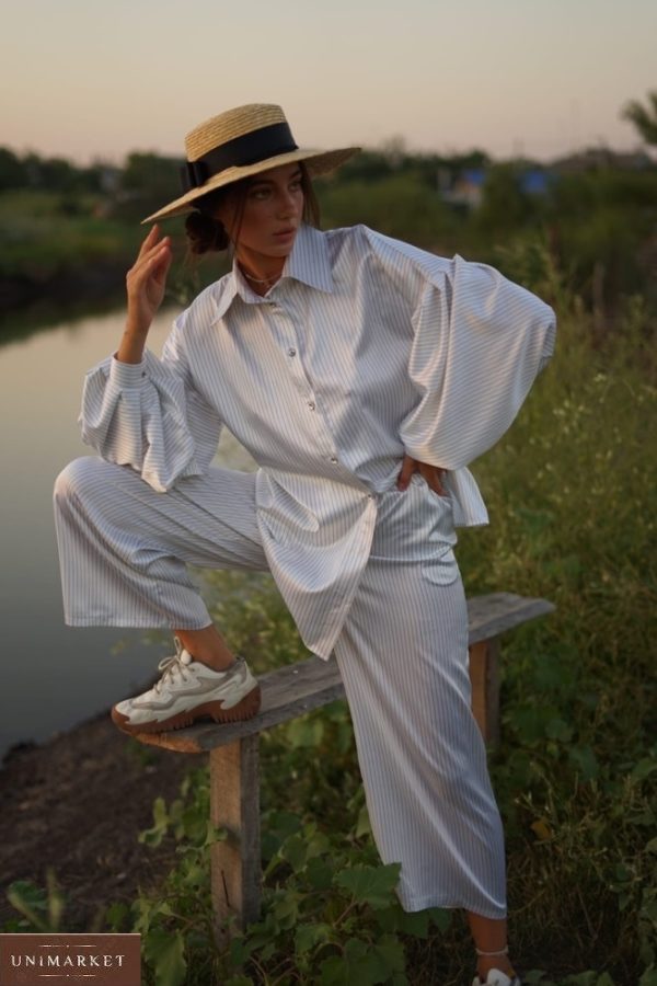 Купити жіночий костюм білого кольору в вертикальну смужку: штани і блуза з шовку атласу (розмір 42-48) в Україні