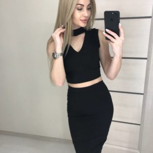 Купить женский черный костюм из джинса: юбка+топ с чокером по скидке