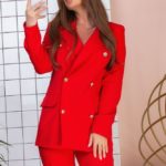 Купить женский костюм красного цвета с двубортным пиджаком и брюками со стрелкой дешево