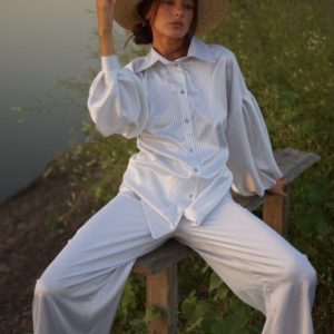 Замовити жіночий білий Костюм в вертикальну смужку: штани і блуза з шовку атласу (розмір 42-48) дешево