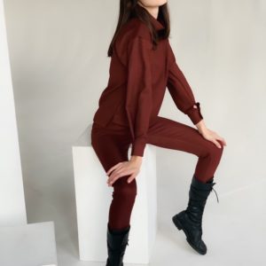 Приобрести женский прогулочный бордовый костюм с воротником стойкой (размер 42-48) недорого