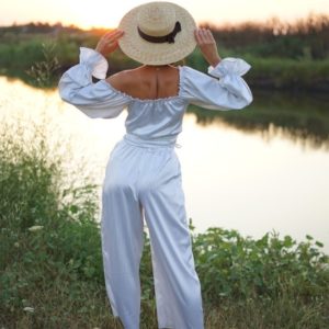 Купить белого цвета женский Костюм из атласа-шелка с брюками-кюлотами и блузкой (размер 42-48) по скидке