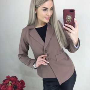 Придбати жіночий піджак кольору мокко на ґудзиках з асиметричним низом онлайн