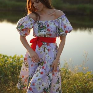 Заказать сиреневого цвета женское цветочное платье с открытыми плечами и рукавами фонариками (размер 42-58) дешево