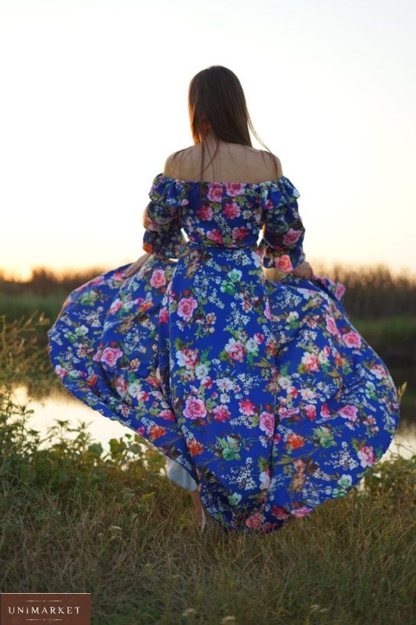 Купити жіночу синього кольору сукню максі в квітковий принт з відкритими плечима недорого по знижці (розмір 42-64)