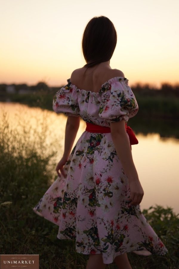 Приобрести женское Цветочное платье с открытыми плечами и рукавами фонариками цвета пудра (размер 42-58) в Украине
