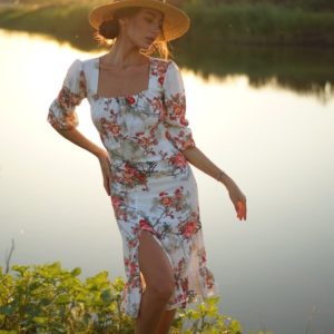 Купити жіноче приталене плаття міді білого кольору з квітковим принтом і розрізом (розмір 42-56) вигідно