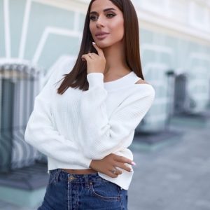 Заказать женский укороченный белый вязаный свитер с разрезами на плечах онлайн