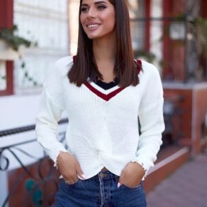 Заказать белый вязаный свитер женский с цветным V-образным вырезом недорого