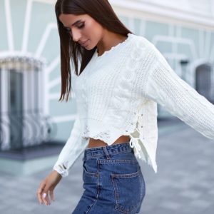Заказать женский белый короткий оверсайз свитер с завязками сбоку онлайн