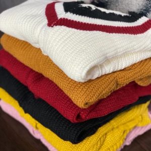 Приобрести желтый, пудра, горчица, красный, черный Вязаный свитер с цветным V-образным вырезом для женщин в Украине