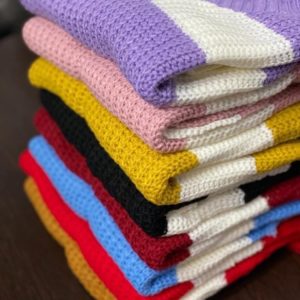 Купить пудра, желтый, черный, бордо, голубой, красный, горчица свитер в широкую полоску женский с необработанными краями онлайн
