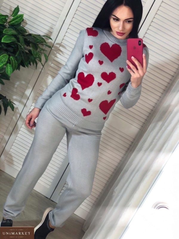 Замовити сірий прогулянковий жіночий в'язаний костюм з сердечками онлайн