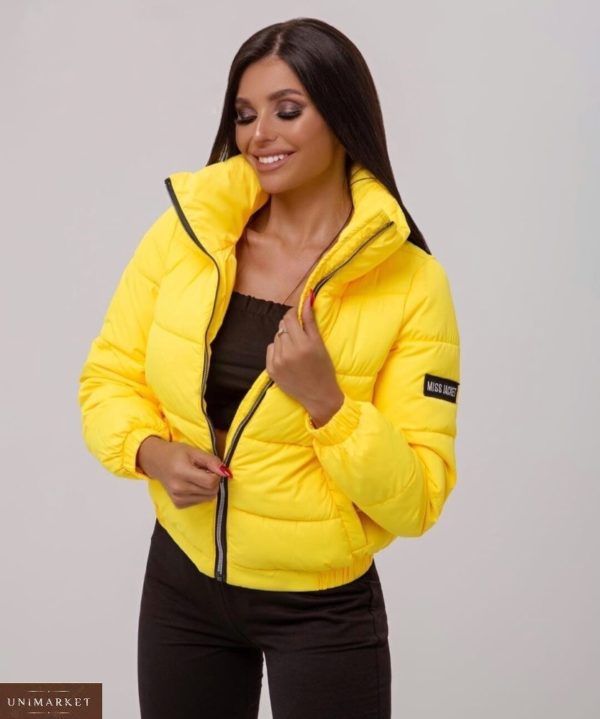 Заказать женскую куртку желтого цвета с воротником-стойкой на змейке (размер 44-48) онлайн