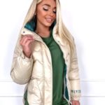 Замовити жіночу куртку на синтепоні з розрізами з боків (розмір 44-50) кольору беж вигідно