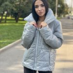 Замовити сірого кольору теплу жіночу глянцеву куртку вільного крою онлайн