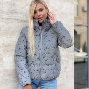 Заказать женскую серого цвета куртку рефлективную с мелкими снежинками онлайн