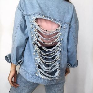 Заказать голубую женскую джинсовую куртку свободного кроя с декором на спине онлайн
