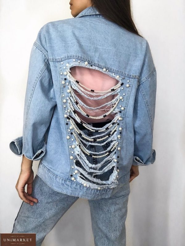 Заказать голубую женскую джинсовую куртку свободного кроя с декором на спине онлайн