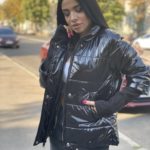 Замовити чорну зимову жіночу лакову куртку з подвійним рукавом онлайн