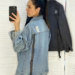 Купити жіночу подовжену джинсову куртку з блискавками сіру, блакитну в інтернеті