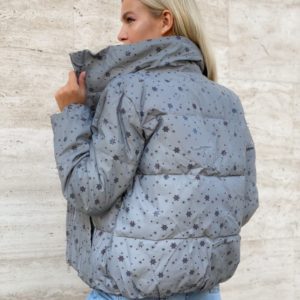 Купить серую куртку рефлективную с мелкими снежинками для женщин недорого