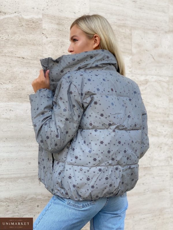 Купити сіру куртку рефлективну з дрібними сніжинками для жінок недорого