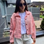 Приобрести женскую короткую цветную джинсовку розового цвета свободного кроя онлайн
