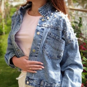 Приобрести джинсовую куртку для женщин варенка голубую с жемчугом онлайн
