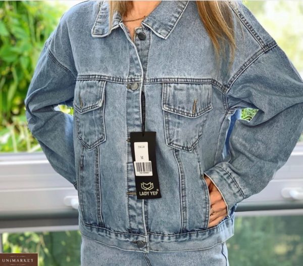 Придбати жіночу вкорочену джинсову куртку з написом на спині блакитного кольору недорого