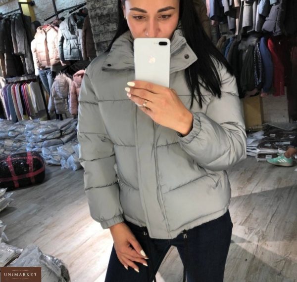 Купить дешево короткую светоотражающую куртку серого цвета для женщин