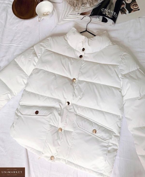 Купити білу куртку на заклепках з коміром-стійкою для жінок на осінь за низькими цінами