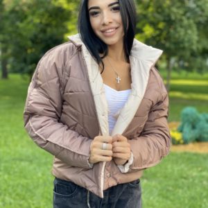 Купить мокко женскую двухстороннюю короткую куртку с накладными карманами на осень по низким ценам