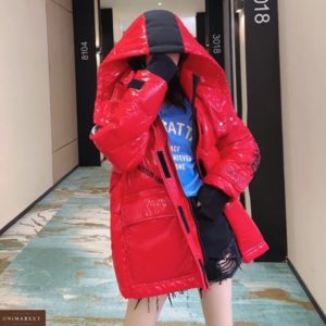 Приобрести женскую куртку oversize с капюшоном и накладным карманами (размер 44-50) красного цвета на зиму по низким ценам