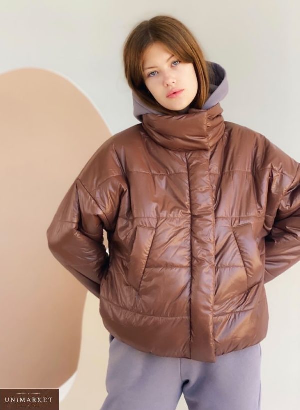 Замовити жіночу коричневу коротку куртку оверсайз з коміром стійкою (розмір 42-48) на осінь по знижці