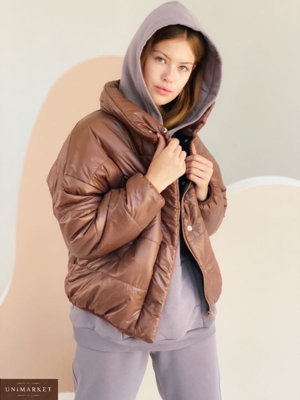 Приобрести осеннюю короткую куртку оверсайз с воротником стойкой (размер 42-48) для женщин коричневого цвета недорого