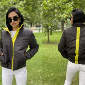 Купити чорну жіночу куртку на заклепках з смужкою на спині онлайн