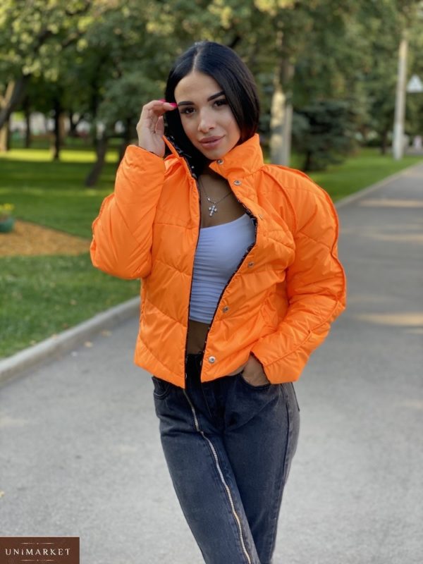 Купити оранжевого кольору двосторонню коротку куртку з накладними кишенями для жінок по знижці