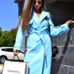 Купити блакитне кашемірове пальто з пелеринкою і поясом для жінок на осінь онлайн