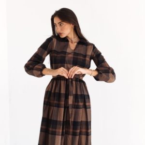 Купить онлайн клетчатое платье с длинным рукавом и рюшами (размер 42-54) для женщин коричневое