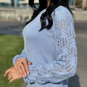 Купити жіночу сукню дрібної машинної в'язки з ажурними рукавами блакитного кольору в Україні