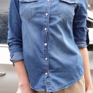 Придбати жіночу сорочку з тонкого джинса на кнопках синього кольору зі знижкою