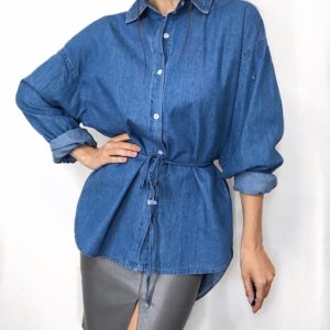 Замовити синю жіночу джинсову сорочку вільного крою з тонким поясом (розмір 44-48) онлайн