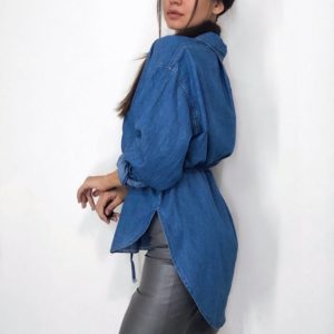 Купить женскую джинсовую рубашку свободного кроя с тонким поясом (размер 44-48) синего цвета недорого
